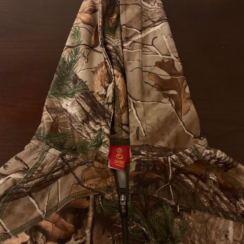 Women’s camo pants and long-sleeve hoodie top. - Picture 3 of 7